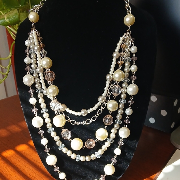 Jewelry - Elegant Pearl and Crystal Necklace